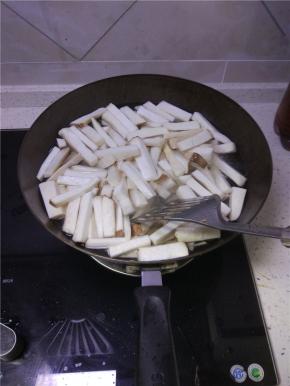 锅内加水，大火烧开后，放入切好的杏鲍菇，不加盖煮两分钟