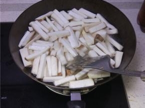 锅内加水，大火烧开后，放入切好的杏鲍菇，不加盖煮两分钟