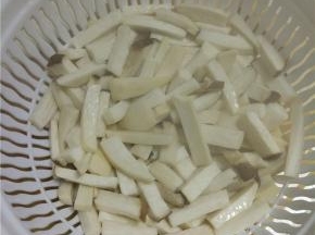 把过完热水的杏鲍菇捞出放在沥水筐内沥干水分