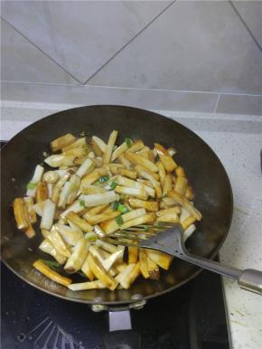 炒锅倒入少量油，烧热后加葱花和蒜末炒香，放入杏鲍菇煸炒，一分钟左右加入少量的糖，然后放入酱油、料酒，再大火炒两分钟