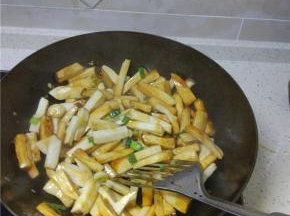 炒锅倒入少量油，烧热后加葱花和蒜末炒香，放入杏鲍菇煸炒，一分钟左右加入少量的糖，然后放入酱油、料酒，再大火炒两分钟