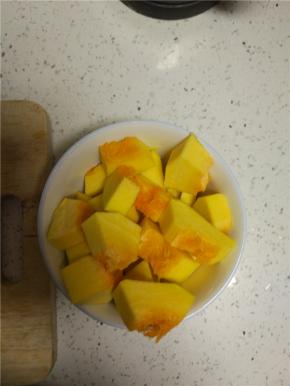 南瓜洗干净去皮，切块，我这个南瓜煮完之后很糯，不用切成很小的块，就容易煮烂，