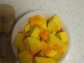 南瓜洗干净去皮，切块，我这个南瓜煮完之后很糯，不用切成很小的块，就容易煮烂，