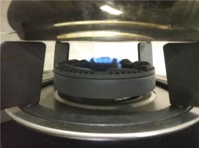 小米淘洗干净，和南瓜以前放入锅内，大火烧开后转小火，煤气灶的话就只要最中间一圈小火就行了