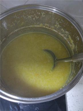 开大火，边煮边搅拌，知道看不到大块的南瓜