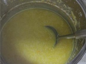 开大火，边煮边搅拌，知道看不到大块的南瓜