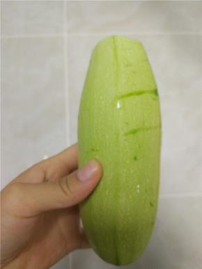 将西葫芦清洗干净，用盐搓洗一下外皮