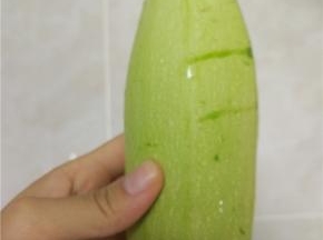 将西葫芦清洗干净，用盐搓洗一下外皮