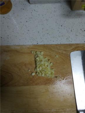 蒜切末，葱切成葱丝