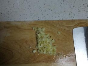 蒜切末，葱切成葱丝