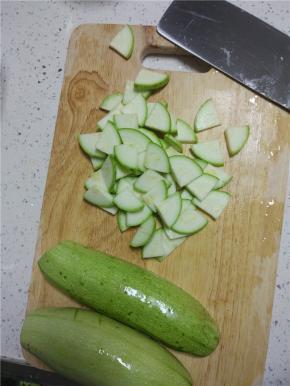 将清洗干净的西葫芦切成均匀的薄片
