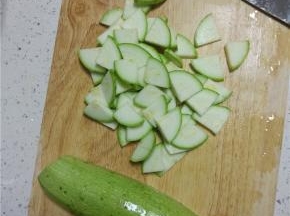 将清洗干净的西葫芦切成均匀的薄片