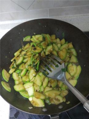 炒锅倒入少量油，烧热后加葱蒜爆香，加入切好的西葫芦，一次放入豆瓣酱，根据个人口味加入适量的盐
