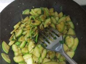 炒锅倒入少量油，烧热后加葱蒜爆香，加入切好的西葫芦，一次放入豆瓣酱，根据个人口味加入适量的盐