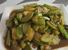 翻炒2分钟左右，关火，加一勺醋，出锅