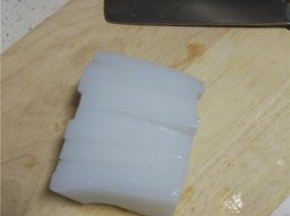 将买来的石花菜凉粉清洗干净，把石花菜凉粉最底层结的硬膜切掉不用