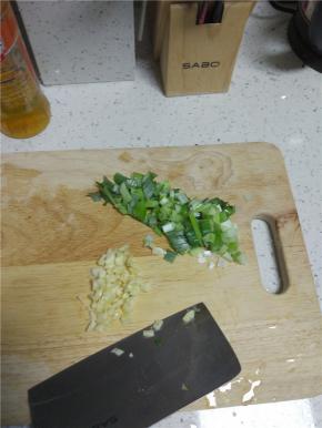 葱切末、蒜剁碎，最好是能用石臼捣成蒜泥，味道更好