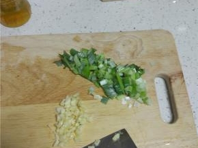 葱切末、蒜剁碎，最好是能用石臼捣成蒜泥，味道更好