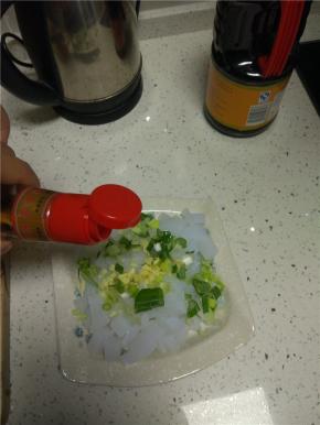 倒入香油、醋、酱油、盐拌匀。美味可口的沿海特色菜，石花菜凉粉就做好了，0热量的食品。