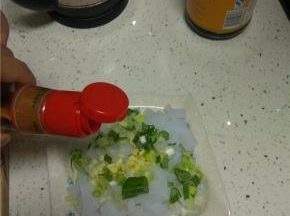 倒入香油、醋、酱油、盐拌匀。美味可口的沿海特色菜，石花菜凉粉就做好了，0热量的食品。