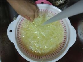 土豆清洗干净，去皮，用工具擦丝，不要太细，用水洗两边之后放在清水里浸泡五分钟