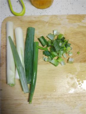 葱切断，蒜切碎，辣椒花椒洗干净