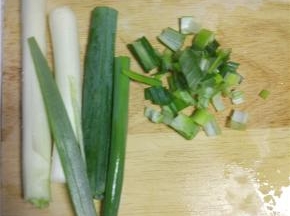 葱切断，蒜切碎，辣椒花椒洗干净