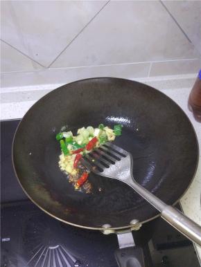 锅内放油加入花椒、干辣椒炒出香味之后加入葱蒜