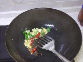 锅内放油加入花椒、干辣椒炒出香味之后加入葱蒜