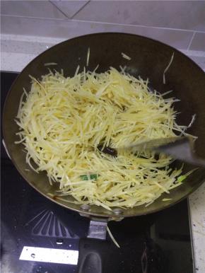 炒锅加入土豆丝翻炒，根据个人口味加入酱油、醋、盐