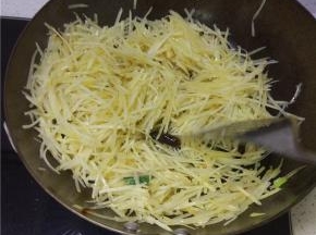 炒锅加入土豆丝翻炒，根据个人口味加入酱油、醋、盐
