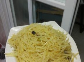 炒好的土豆丝装盘