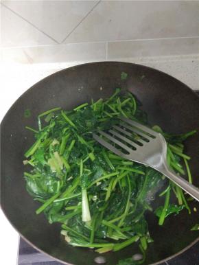 炒锅倒入少量油，烧热后加葱蒜爆香，加入菠菜加入少量的豆瓣酱炒软