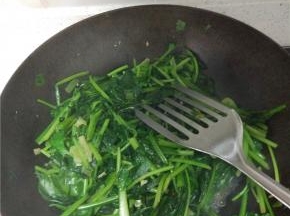 炒锅倒入少量油，烧热后加葱蒜爆香，加入菠菜加入少量的豆瓣酱炒软