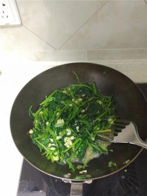 菠菜很容易熟，等到量是加进去的差不多一半的时候关火，