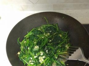 菠菜很容易熟，等到量是加进去的差不多一半的时候关火，