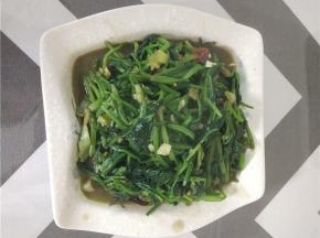 关火后加入蒜蓉炒拌均匀，装出