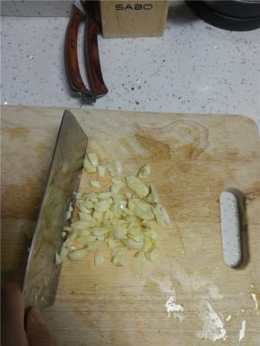 蒸茄子的同时把葱、姜、蒜切碎末