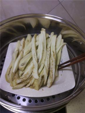 把蒸好的茄子从蒸锅内拿出
