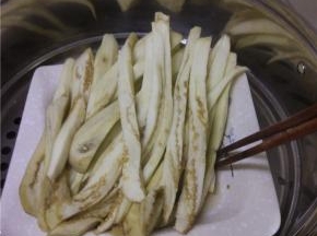 把蒸好的茄子从蒸锅内拿出