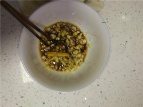 葱姜蒜切碎后放到碗内，加入适量的香油、酱油、香醋、盐，调整汁