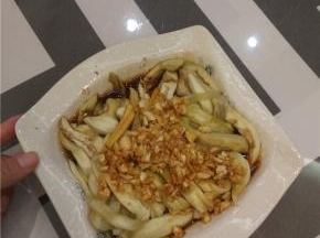 把调好的酱汁淋在茄子上面即可