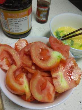 西红柿切块放碗里面，鸡蛋打散，里面放少许的盐和葱花