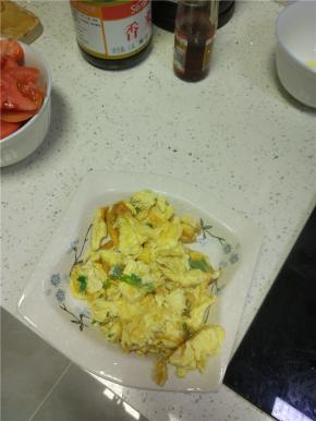 锅内放油加热至九成热之后放入鸡蛋，炒成块，装盘