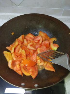 加热锅不用放油直接用炒鸡蛋剩下的油就够了，放入西红柿，炒到稍软出水