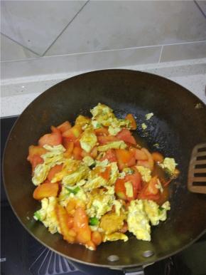 把炒好的鸡蛋倒进西红柿