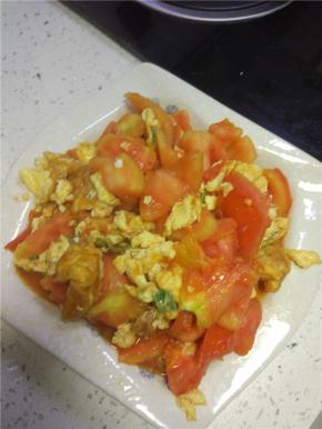 西红柿和鸡蛋在国内拌匀，装盘