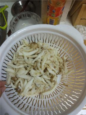 木耳冷水泡发，蘑菇热水烫一下控干水分，