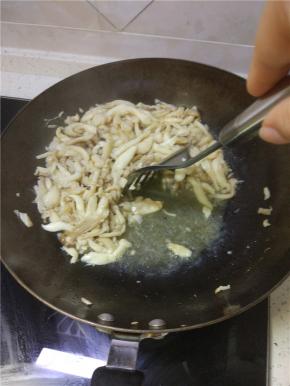 锅内放少许油，放入蘑菇煸炒出水，加入热水，放入泡发的黑木耳，