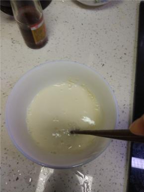 少许普通面粉加入适量的水。调整面水勾芡用，锅开之后放进去。做出来的汤比较浓稠，